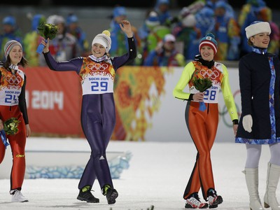Carina Vogtová (v strede) oslavuje zisk premiérového olympíjskeho zlata