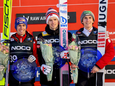 Nórsky skokan Halvor Egner Granerud (uprostred) triumfoval v individuálnej súťaži Svetového pohára v letoch na lyžiach v nórskom Vikersunde. Druhé miesto obsadil Rakúšan Stefan Kraft (vľavo) a tretí bol jeho reprezentačný kolega Daniel Tschofenig (vpravo).