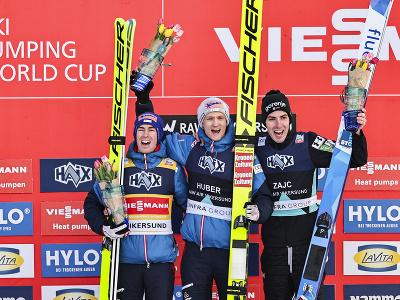 Víťazný rakúsky skokan na lyžiach Daniel Huber (uprostred) oslavuje na pódiu s druhým krajanom Stefanom Kraftom (vľavo) a tretím Slovincom Timim Zajcom (vpravo) po nedeľňajších letoch na mamuťom mostíku podujatia Svetového pohára v skokoch na lyžiach v nórskom Vikersunde