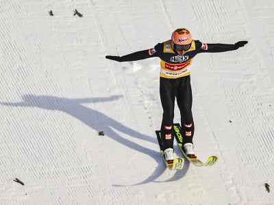 Rakúsky skokan na lyžiach Stefan Kraft v cieli nedeľňajších letov na mamuťom mostíku podujatia Svetového pohára v skokoch na lyžiach v nórskom Vikersunde