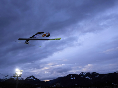 Na snímke rakúsky skokan na lyžiach Stefan Kraft skáče počas prvého dielu 72. ročníka Turné štyroch mostíkov 29. decembra 2023 v nemeckom Oberstdorfe