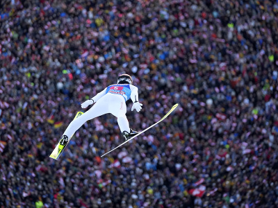 Rakúsky skokan na lyžiach Jan Hörl skáče v 1.kole tretieho podujatia 72. ročníka Turné štyroch mostíkov v rakúskom Innsbrucku 3. januára 2024