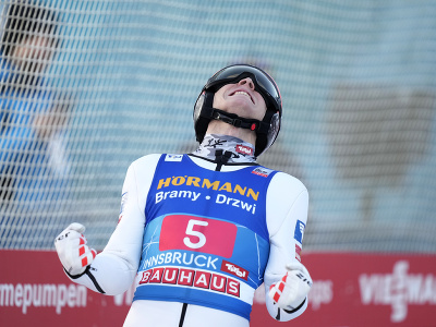 Rakúsky skokan na lyžiach Jan Hörl sa stal víťazom tretieho podujatia 72. ročníka Turné štyroch mostíkov v Innsbrucku