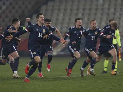 Postupové oslavy futbalistov Škótska po barážovom triumfe v Srbsku