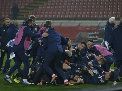 Víťazné oslavy Škótov po triumfe v Srbsku a postupe na EURO 2020