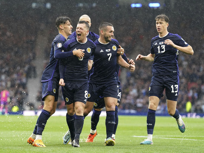 Futbalisti Škótska oslavujú gól Calluma McGregora