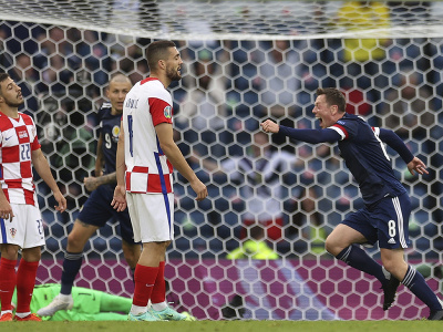 Škótsky hráč Callum McGregor (vpravo) oslavuje po tom, ako strelil úvodný gól v zápase D-skupiny Škótsko - Chorvátsko