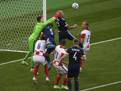 Chorvátsky brankár Dominik Livakovič chytá loptu v zápase D-skupiny Škótsko - Chorvátsko
