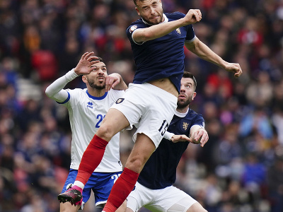 Škótsky hráč Ryan Porteous (hore) hlavičkuje loptu v zápase A-skupiny kvalifikácie o postup na ME 2024 vo futbale Škótsko - Cyprus