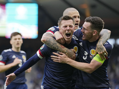 Škótsky hráč Callum McGregor (vľavo) oslavuje s Andrewom Robertsonom (vpravo) po tom, ako strelil úvodný gól v zápase D-skupiny Škótsko - Chorvátsko