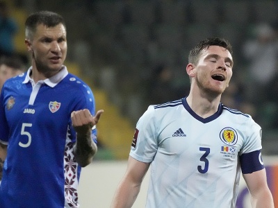 Škótsky futbalista Andy Robertson (vpravo) reaguje po gólovej šanci