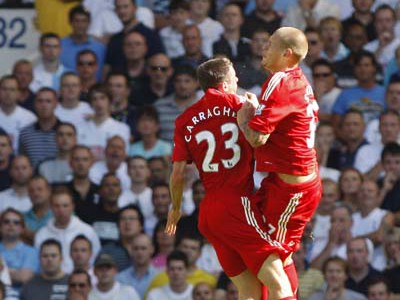 Martin Škrteľ sa zrazil s Jamiem Carragherom v zápase Tottenham - Liverpool 2:1, 16.8.2009