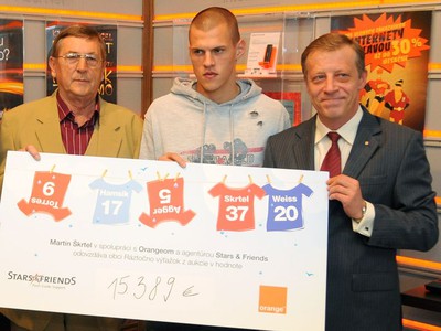 Martin Škrtel odovzdal šek starostovi Ráztočna