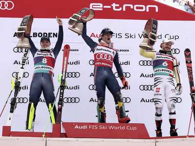 Na snímke uprostred nórsky lyžiar Lucas Braathen oslavuje víťazstvo v slalome Svetového pohára vo švajčiarskom Adelbodene v nedeľu 8. januáta 2023. Druhý skončil jeho krajan Atle Lie McGrath (vľavo), treti Nemec Linus Strasser
