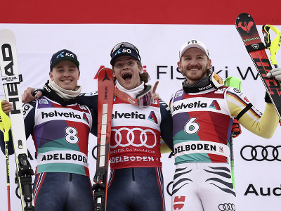 Na snímke uprostred nórsky lyžiar Lucas Braathen oslavuje víťazstvo v slalome Svetového pohára vo švajčiarskom Adelbodene v nedeľu 8. januáta 2023. Druhý skončil jeho krajan Atle Lie McGrath (vľavo), treti Nemec Linus Strasser