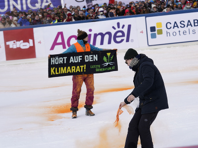 Klimatický aktivista zo skupiny Posledná generácia postriekal farbou cieľovú zónu v úvodnom  mužskom slalome novej sezóny alpského Svetového pohára na svahu v rakúskom Gurgli