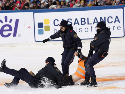 Organizátori odnášajú klimatického aktivistu zo skupiny Posledná generácia, ktorý postriekal farbou cieľovú zónu v úvodnom  mužskom slalome novej sezóny alpského Svetového pohára na svahu v rakúskom Gurgli