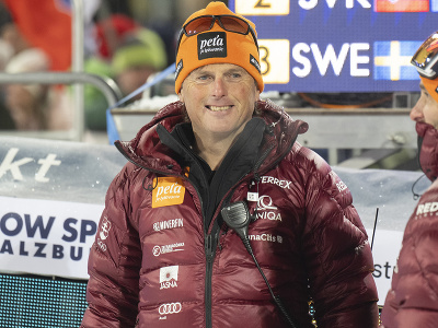 Na snímke tréner slovenskej lyžiarky Petry Vlhovej Mauro Pini sa teší z druhého miesta v nočnom  slalome Svetového pohára v alpskom lyžovaní v rakúskom Flachau