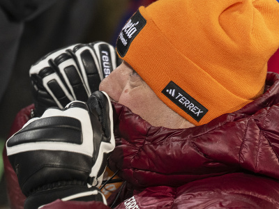 Na snímke Igor Vlha, otec slovenskej lyžiarky Petry Vlhovej, povzbudzuje počas druhého kola nočného slalomu Svetového pohára v alpskom lyžovaní v rakúskom Flachau