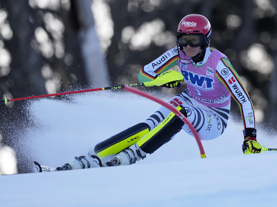 Nemecká lyžiarka Lena Dürrová na trati v 1. kole slalomu Svetového pohára