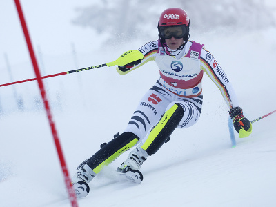 Nemecká lyžiarka Lena Dürrová počas prvého kola slalomu žien v alpskom lyžovaní vo fínskom Levi