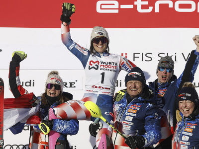 Zrinka Ljutičová s tímom oslavuje na pódiu druhé miesto v slalome