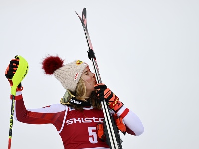 Rakúšanka Katharina Liensbergerová bozkáva lyže po víťazstve v slalome
