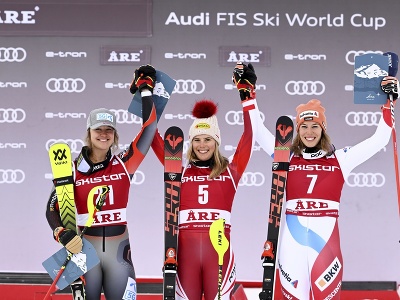 Rakúšanka Katharina Liensbergerová (uprostred) sa teší na pódiu z víťazstva v slalome