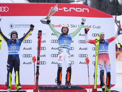 Nemecký lyžiar Linus Strasser (uprostred) sa raduje z víťazstva v slalome Svetového pohára v rakúskom stredisku Kitzbühel. Druhý skončil Švéd Kristoffer Jakobsen (vľavo) a tretí bol minuloročný víťaz Švajčiar Daniel Yule vpravo).