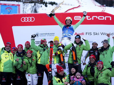 Nemecký lyžiar Linus Strasser (uprostred) sa raduje s tímom z víťazstva v slalome Svetového pohára v rakúskom stredisku Kitzbühel