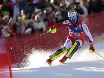 Rakúsky lyžiar Manuel Feller počas 1. kola slalomu Svetového pohára alpských lyžiarov v rakúskom stredisku Kitzbühel