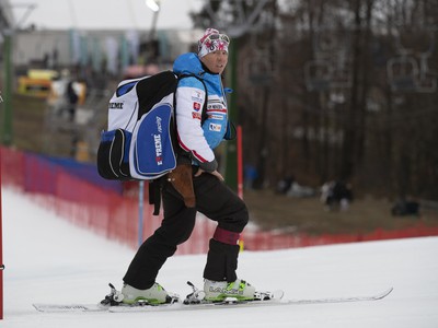 Livio Magoni, taliansky tréner slovenskej lyžiarky Petry Vlhovej, je na trati pred prvým kolom slalomu žien
