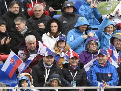 Premiér Peter Pellegrini (vpravo), ministerka vnútra SR Denisa Saková (druhá sprava) a šéf rezortu dopravy Árpád Érsek (druhý rad vľavo) povzbudzujú slovenskú lyžiarku Petru Vlhovú počas slalomu 