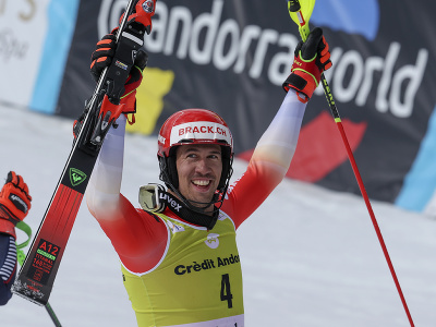 Švajčiarsky lyžiar Ramon Zenhäusern sa teší z víťazstva vo finálovom slalome Svetového pohára v andorrskom Soldeu.