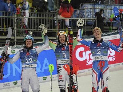 Uprostred nemecký lyžiar Linus Strasser oslavuje víťazstvo v slalome Svetového pohára v alpskom lyžovaní mužov v rakúskom Schladmingu, vľavo druhý Nór Timon Haugan, vpravo tretí Francúz Clement Noel