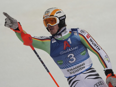Nemecký lyžiar Linus Strasser oslavuje víťazstvo v slalome Svetového pohára v alpskom lyžovaní mužov v rakúskom Schladmingu
