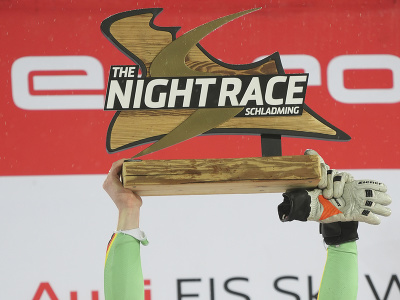 Nemecký lyžiar Linus Strasser s víťaznou trofejou oslavuje víťazstvo v slalome Svetového pohára v alpskom lyžovaní mužov v rakúskom Schladmingu