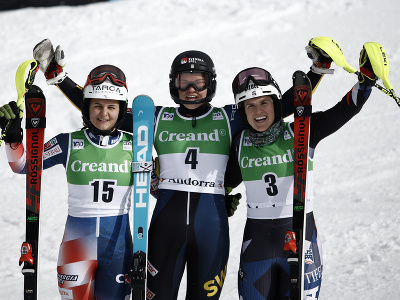 Švédska lyžiarka Anna Swennová-Larssonová (uprostred) sa raduje z víťazstva v slalome Svetového pohára v andorrskom Soldeu. Na druhom mieste skončila Chorvátka Zrinka Ljutičová (vľavo) a pódium doplnila Američanka Paula Moltzanová (vpravo).