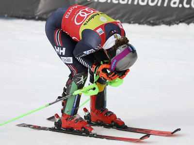 Nórsky lyžiar Lucas Braathen reaguje po zisku malého glóbusu po finálovom slalome Svetového pohára v andorrskom Soldeu.