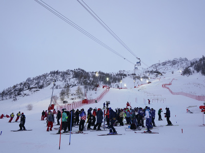 Svah po zrušení slalomu Svetového pohára alpských lyžiarov vo francúzskom stredisku Val d'Isere