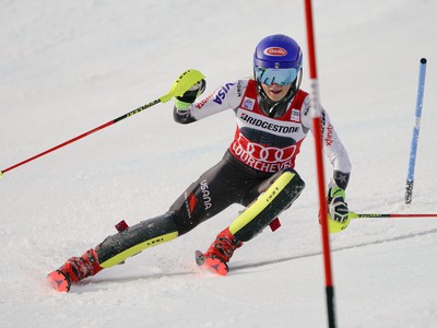 Americká lyžiarka Mikaela Shiffrinová na trati 1. kola slalomu Svetového pohára žien vo francúzskom Courcheveli