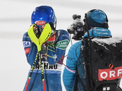 Americká lyžiarka americká lyžiarka Mikaela Shiffrinová sa teší v cieli z víťazstva v nočnom slalome Svetového pohára žien v rakúskom Flachau