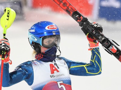 Americká lyžiarka Mikaela Shiffrinová sa teší v cieli z víťazstva v nočnom slalome Svetového pohára žien v rakúskom Flachau