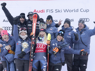 Na snímke americká lyžiarka Mikaela Shiffrinová sa raduje na pódiu so svojím tímom z víťazstva v slalome v rámci Svetového pohára v alpskom lyžovaní v Jasnej