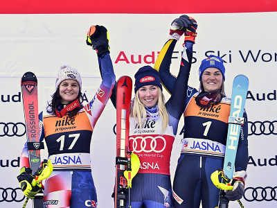 Na snímke americká lyžiarka Mikaela Shiffrinová (uprostred) sa raduje na pódiu z víťazstva v slalome v rámci Svetového pohára v alpskom lyžovaní v Jasnej 21. januára 2024. Druhá skončila Chorvátka Zrinka Ljutičová (vľavo) a tretia Anna Swenová Larssonová 