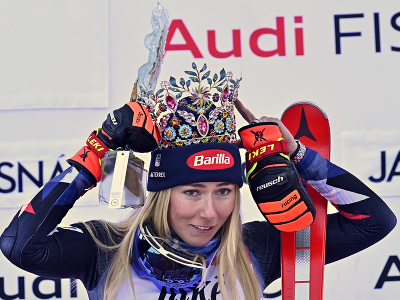 Na snímke americká lyžiarka Mikaela Shiffrinová si dáva korunku na hlavu po víťazstve v slalome v rámci Svetového pohára v alpskom lyžovaní v Jasnej 