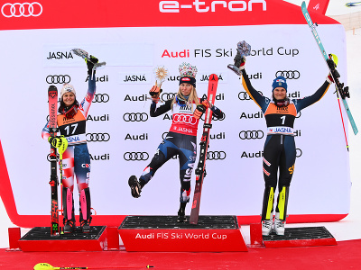Chorvátska lyžiarka Zrinka Ljutičová na druhom mieste, americká lyžiarka Mikaela Shiffrinová na prvom mieste a švédska lyžiarka Anna Swennová Larssonová na treťom mieste počas vyhlásenia víťaziek v slalome žien v rámci pretekov Svetového pohára v alpskom lyžovaní v lyžiarskom stredisku Jasná