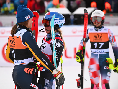 Chorvátska lyžiarka Zrinka Ljutirová, americká lyžiarka Mikaela Shiffrinová a švédska lyžiarka Anna Swennová Larssonová v cieli 2. kola slalomu žien v rámci pretekov Svetového pohára v alpskom lyžovaní v lyžiarskom stredisku Jasná 