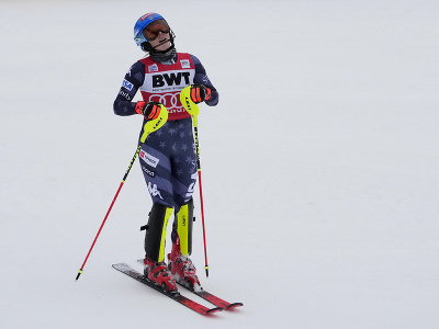 Americká lyžiarka Mikaela Shiffrinová reaguje v cieli 2. kola slalomu v Killingtone