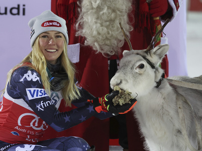 Americká lyžiarka Mikaela Shiffrinová pózuje s mladým sobom po víťazstve v úvodnom ženskom slalome sezóny Svetového pohára v alpskom lyžovaní vo fínskom Levi